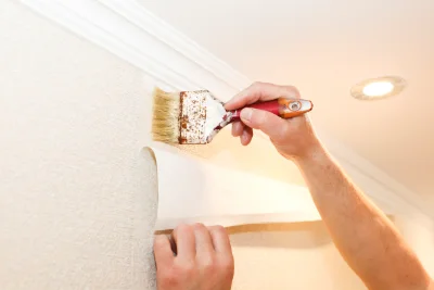 Pose de papier peint à Juvigné — revêtements muraux et toiles de verre
